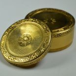 Très belle boîte ronde en or jaune guilloché, 52x24 mm 45,4 g. Epoque Louis XVI.