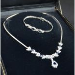  Parure en or blanc composée dun collier richement pavés de diamants et saphirs. Bracelet...