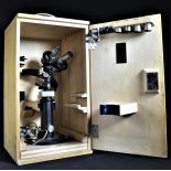  Microscope Carl Zeiss, Jena, Korneal, dans boîte en bois originale avec accessoires. Hauteur de la...