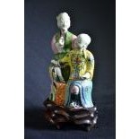  Figurine en porcelaine, couple de chinois, peinture polychrome sur émail, Dynastie-Qing, sur socle...