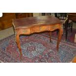 Table bureau style Louis XV, dessus en cuir. H  75cm, L  97cm, P  58cm.