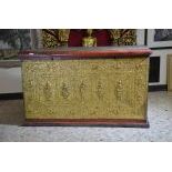 Bahut asiatique, bois doré sculpté sur 3 côtés. H  75cm, L  125cm, P  66cm.