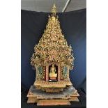 Très riche temple de Bouddha, Thaïlande, 18 19ème s. Hauteur 130cm, largeur  65cm.