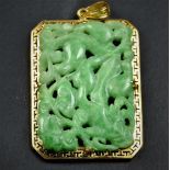 Joli pendentif en or 18 ct surmonté de jade vert finement ciselé poids brut 18 g.