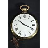 Très jolie horloge à suspendre provenant d’un atelier d’horlogerie en forme de montre de poche...