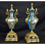  Paire de vases porcelaine bleue avec scènes galantes peintes, montures en bronze doré, sur socles...