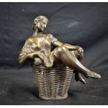 Bronze érotique, Jeune femme dans corbeille, en deux parties. Env. 1900 20. Hauteur  19cm.