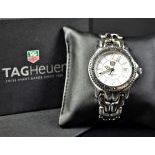 Wristwatch TAG HEUER, completely made of steel. Quartz movement. With box. In very good condition.