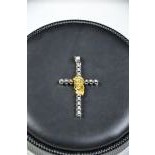  Croix en or gris 18ct surmontée de 14 diamants de 0.01ct, au centre le buste du Christ en or jaune...