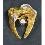 Bague en forme daigle tenant dans ses griffes un diamant de 0.5ct 13 g.