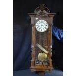  Horloge en bois, noyer, cadran émail chiffres romains, avec petit cadran des minutes marqué 15,...