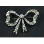Jolie broche en or gris 18ct en forme de nœud papillon, diamant de 0.5ct.