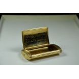  Boîte rectangulaire en or bicolore 18 ct 116 g. A lintérieur, inscription Benito Mussolini...