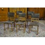 5 chaises Henri II en cuir.