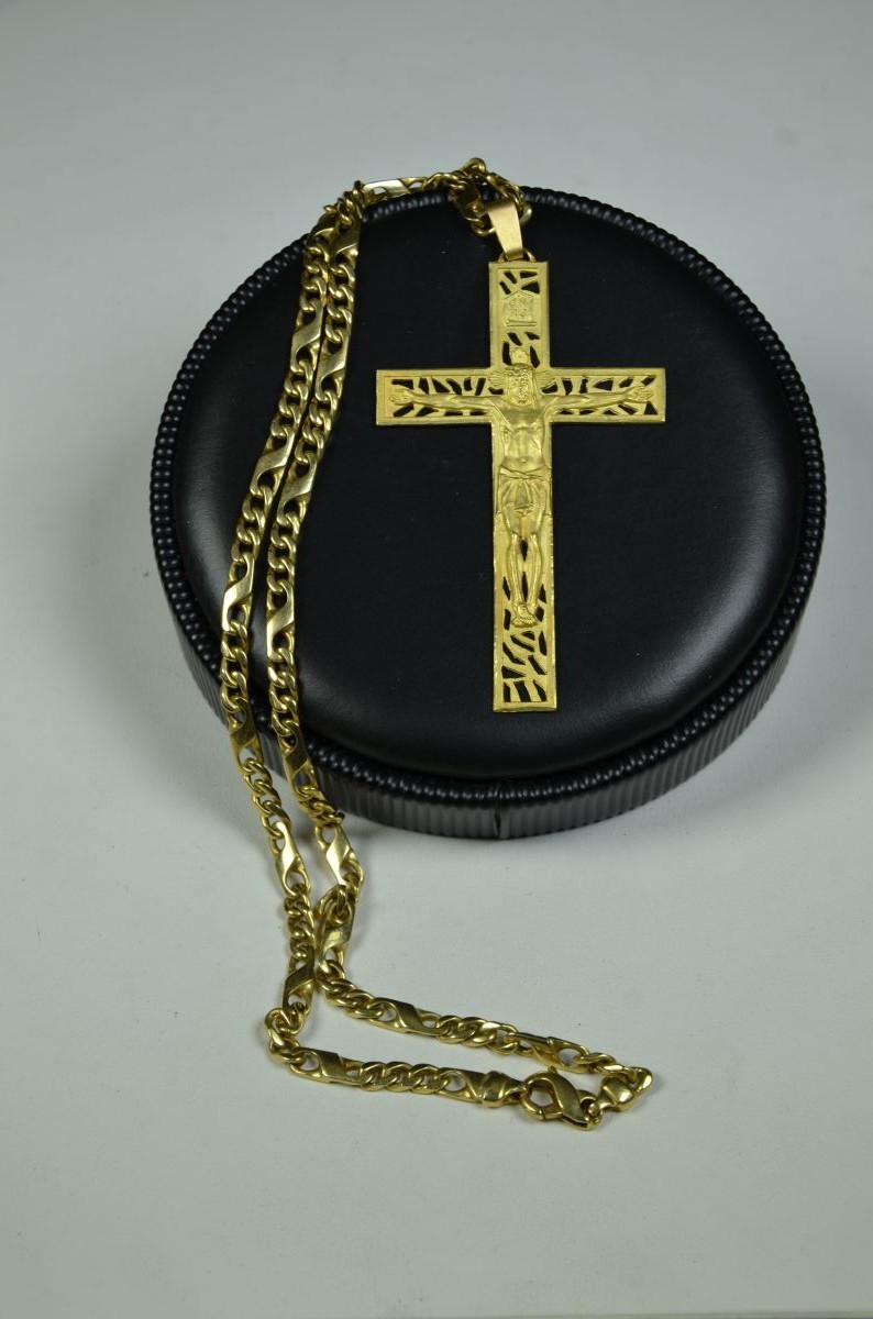 Important crucifix et sa chaîne en or jaune 18ct, crucifix 80 x 46 mm, poids total 56 g.