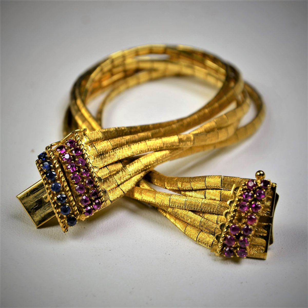 Bracelet en or 18 ct avec rubis et saphirs 18,5 cm 46,4 g.