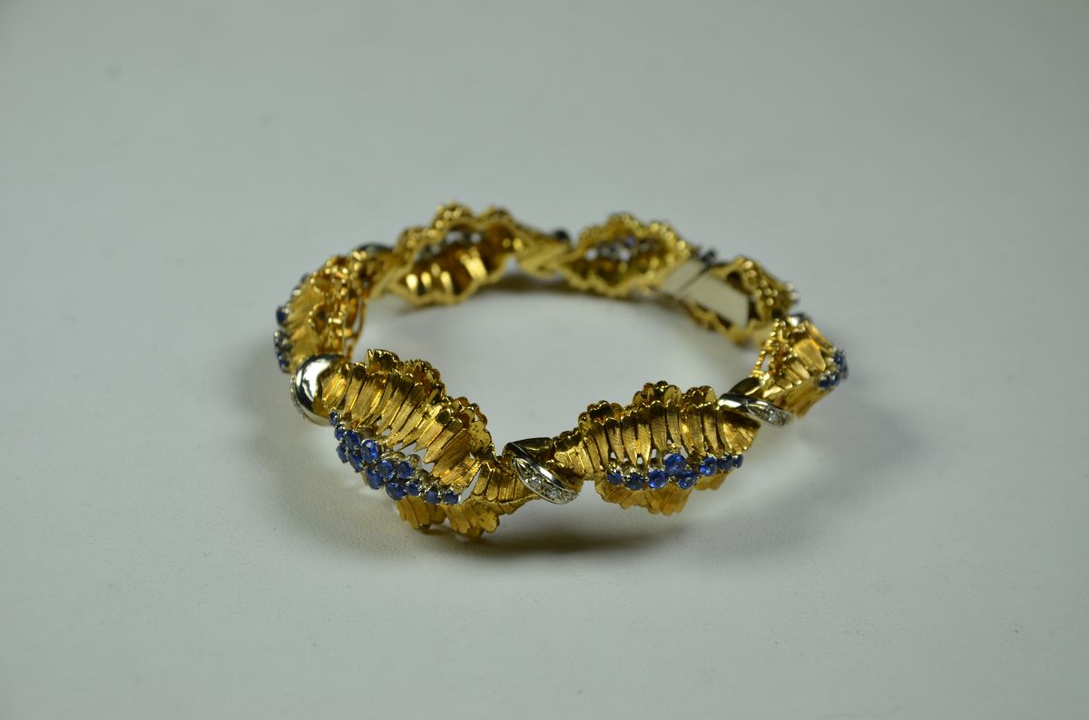 Bracelet en or bicolore 18ct surmonté de saphirs et diamants 48 g.