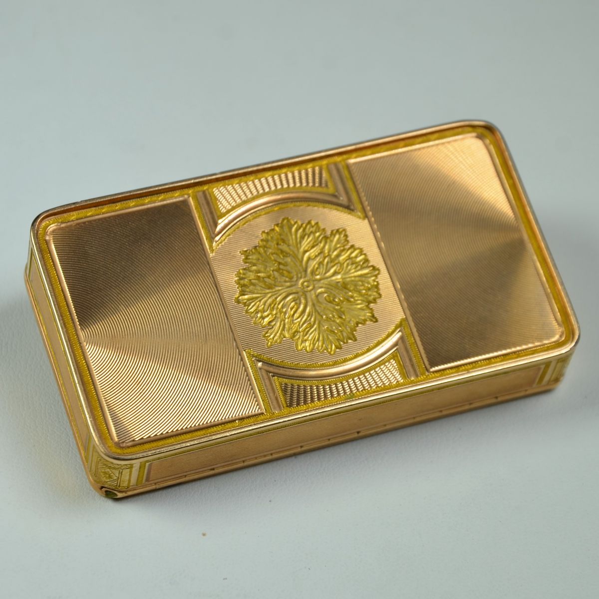 Très belle boîte en or rose et émail 80, 7 g.