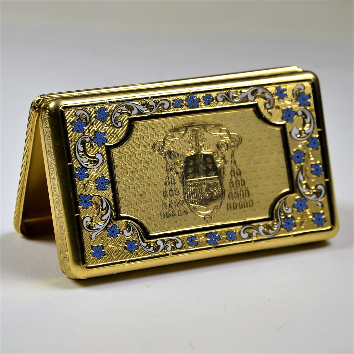  Très belle boîte rectangulaire en or et émail. Sur le fond, linscription TU FORTITUDO MEA, sur...