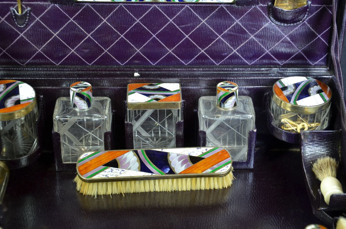  Beauty case from the company Goldsmith and Silversmith LTD London. With content in Art Deco Style....