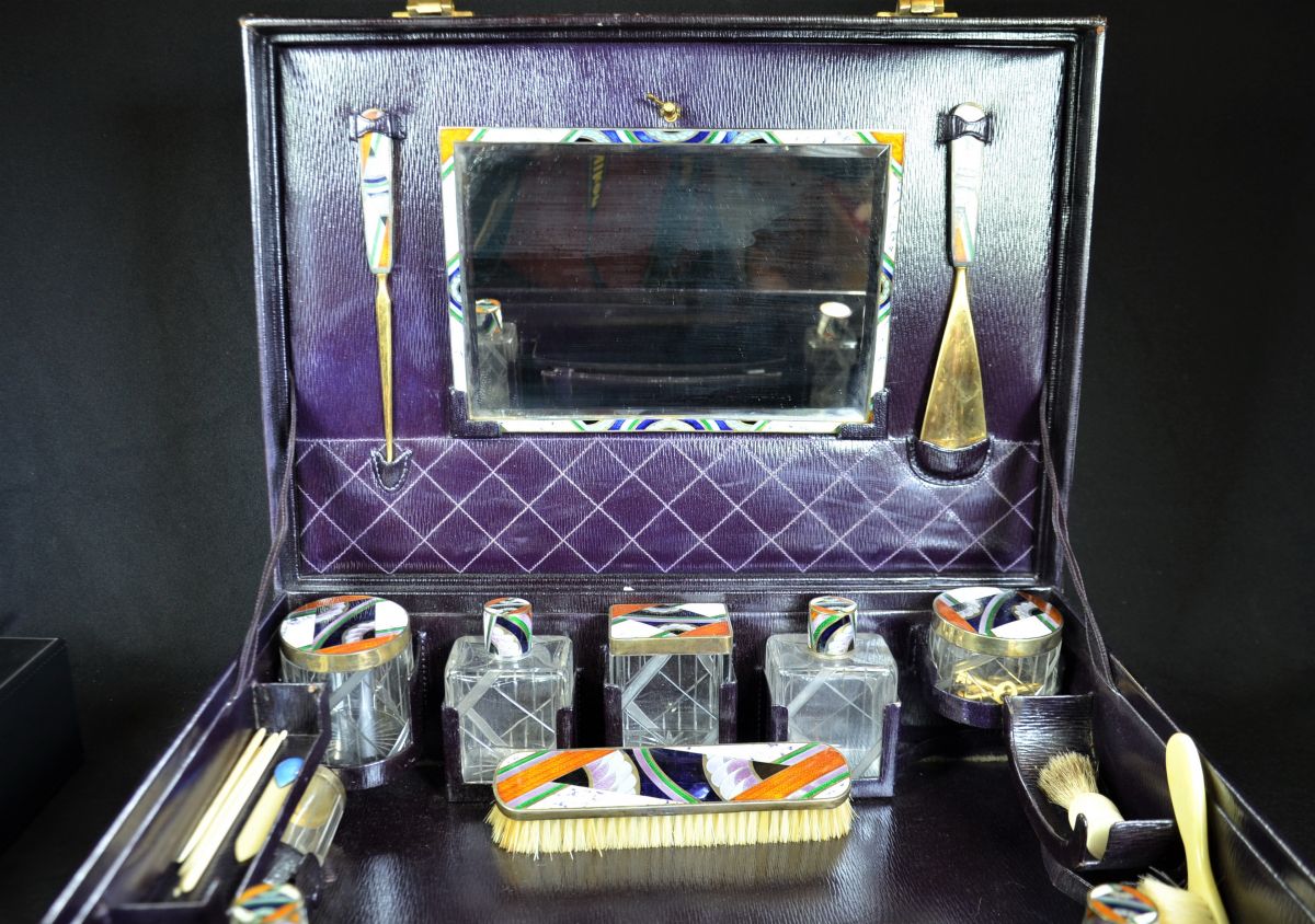  Beauty case from the company Goldsmith and Silversmith LTD London. With content in Art Deco Style....