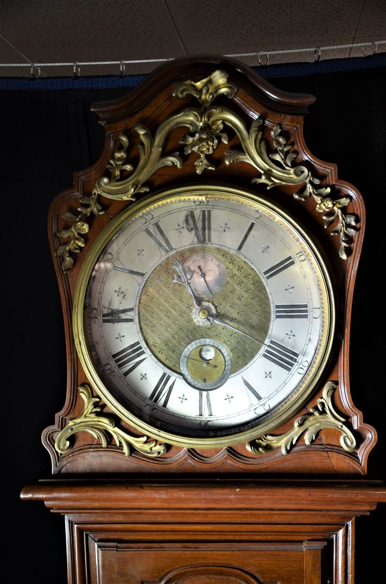  Horloge de parquet en acajou et bronze avec heures, quarts et réveil, triple quantième et lune....