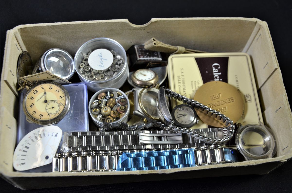 1 boite avec montres et pièces détachées.