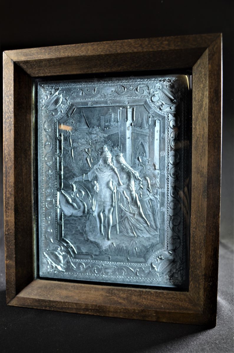 Tableau gravure sur verre Scène du Moyen-Age. Cadre en bois. 26 x 32cm.