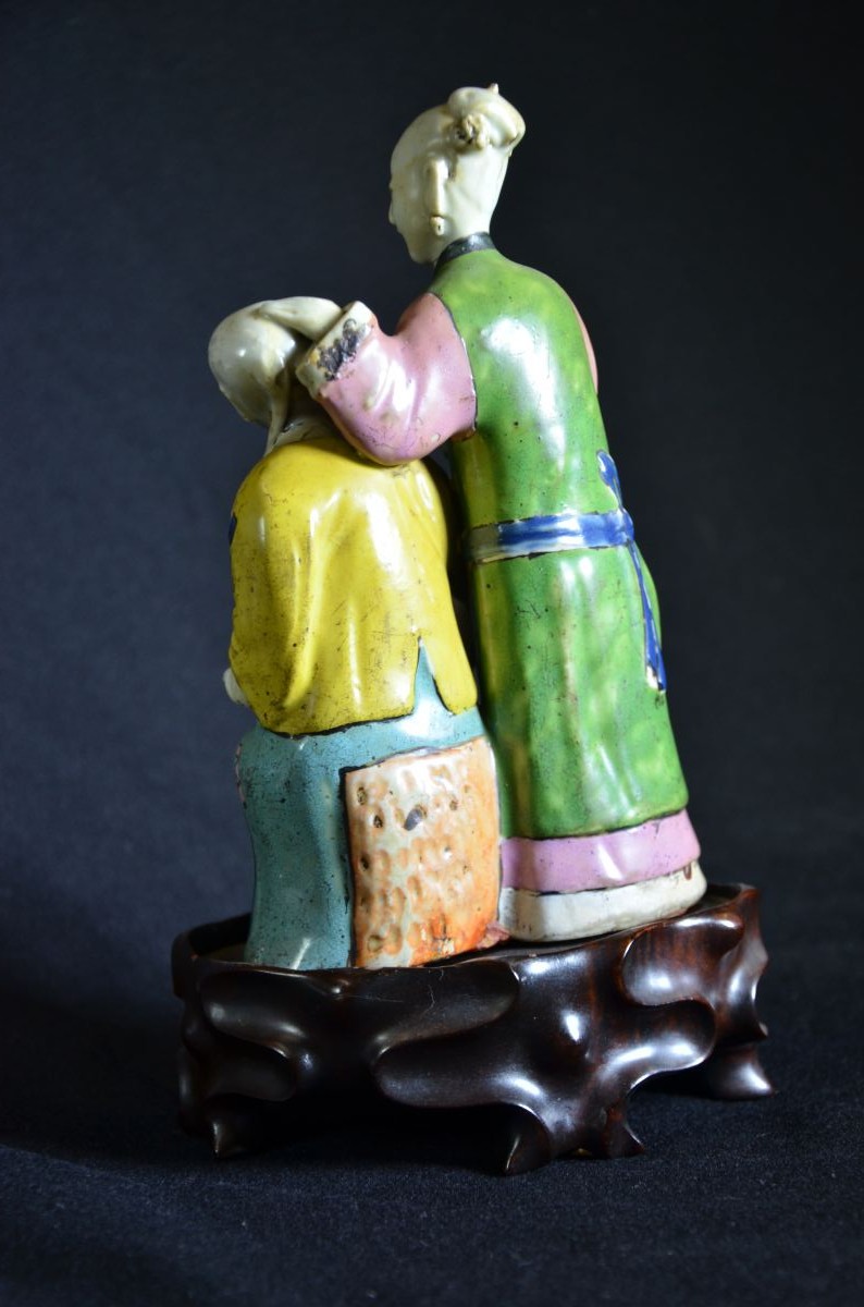  Figurine en porcelaine, couple de chinois, peinture polychrome sur émail, Dynastie-Qing, sur socle...