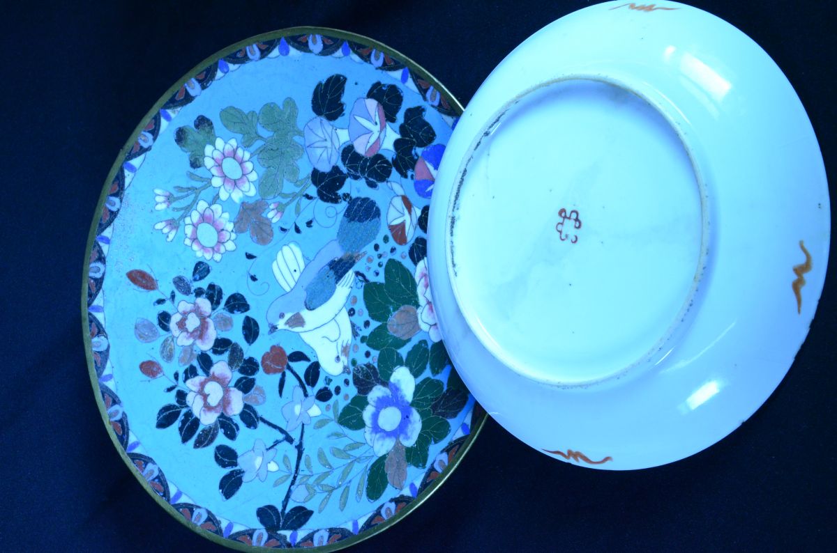  Lot comprenant 1 assiette en porcelaine peinte de symboles de chance chinois, chauves-souris et...