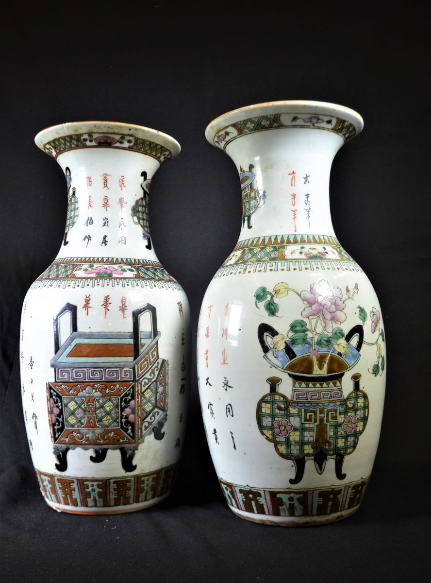  Paire de vases chinois en porcelaine. Dynastie Qing, 1644 - 1912. Motifs de brûleurs d’encens...