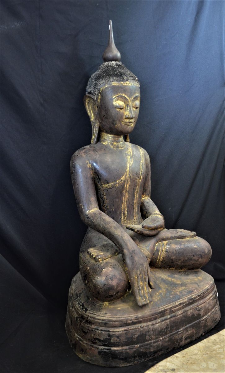 Bouddha Shan assis en papier mâché laqué. Reste de dorure. Hauteur  125cm.