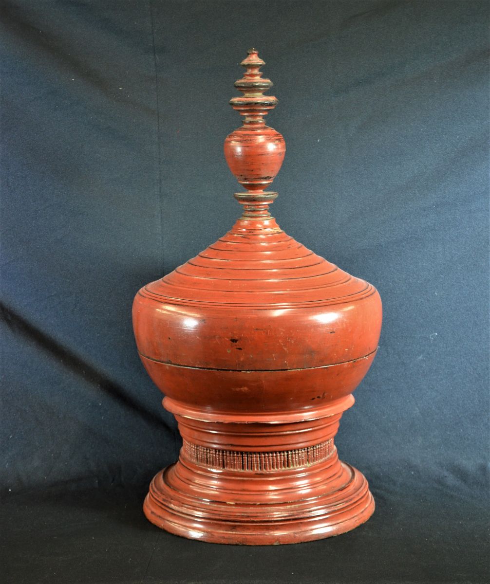 Coupe d’offrandes en forme de Stupa, laquée rouge et ajourée dans le bas. Hauteur  74cm.