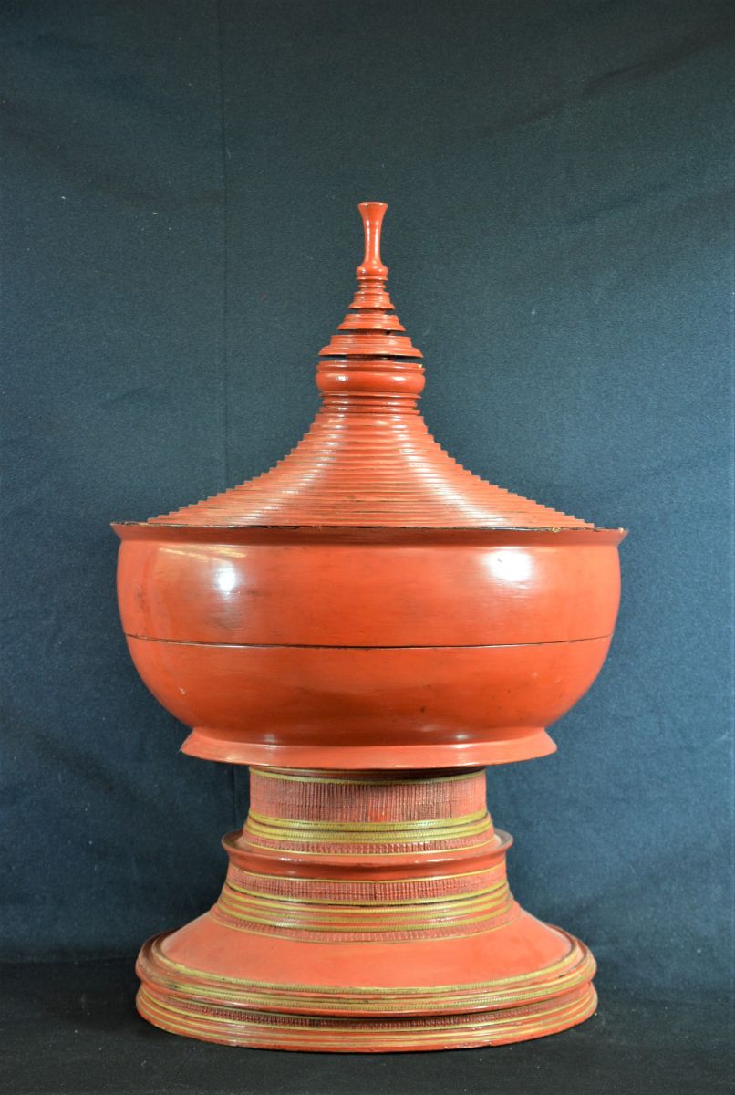Coupe d’offrandes en forme de Stupa. Laque rouge et restes de dorure. Hauteur  65cm.