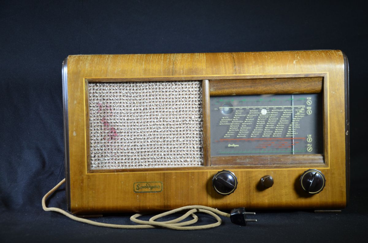 Ancienne radio de marque Sondyna, Modèle Amati E5015 R, Hauteur  31.5cm.