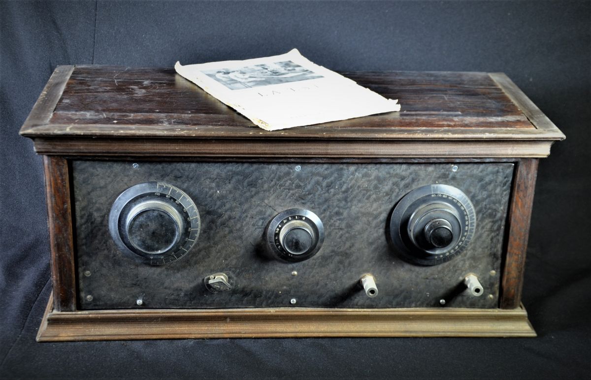 Radio réceptrice à lampes avec brochure La T.S.F. Hauteur  25cm.
