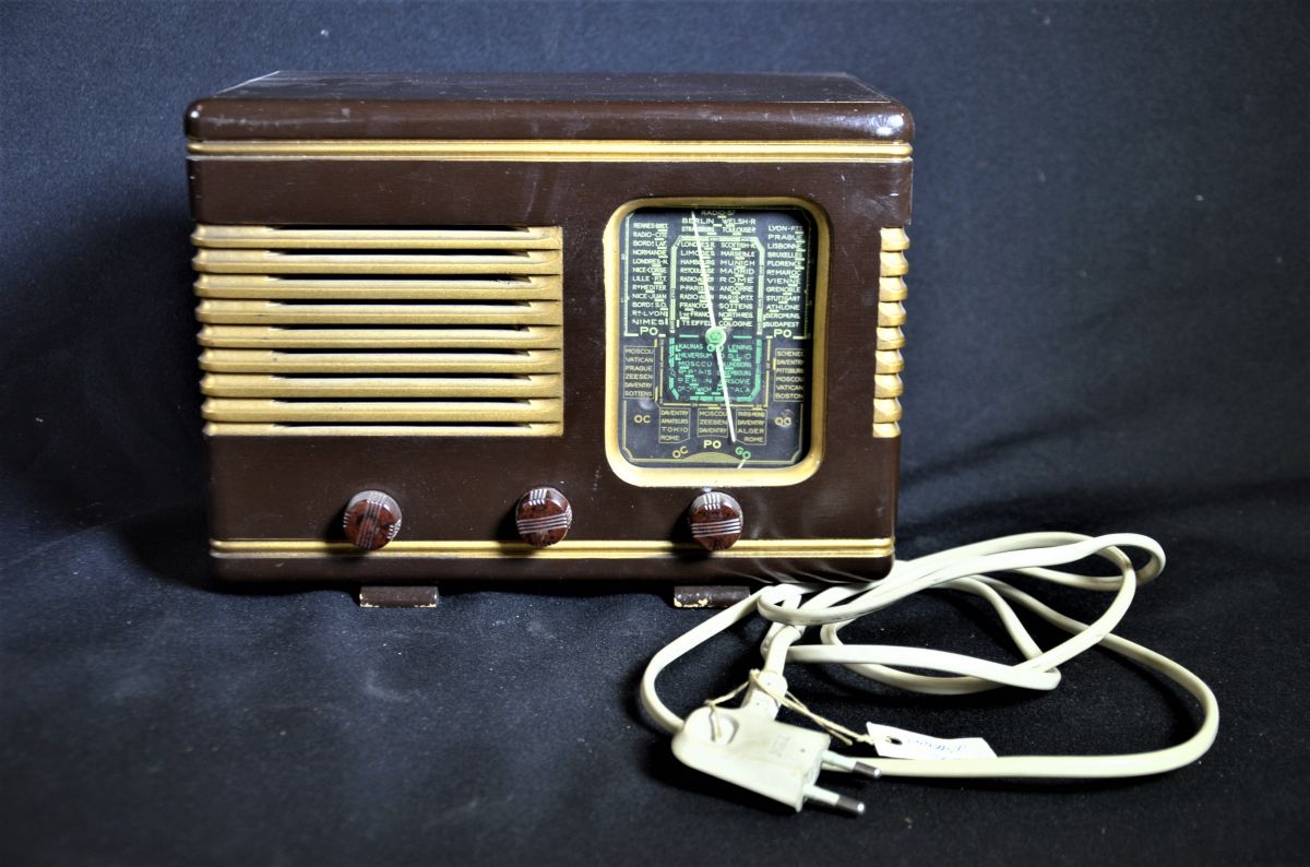 Radio in wooden box SREB Boulugne, type B145. Height 20 cm