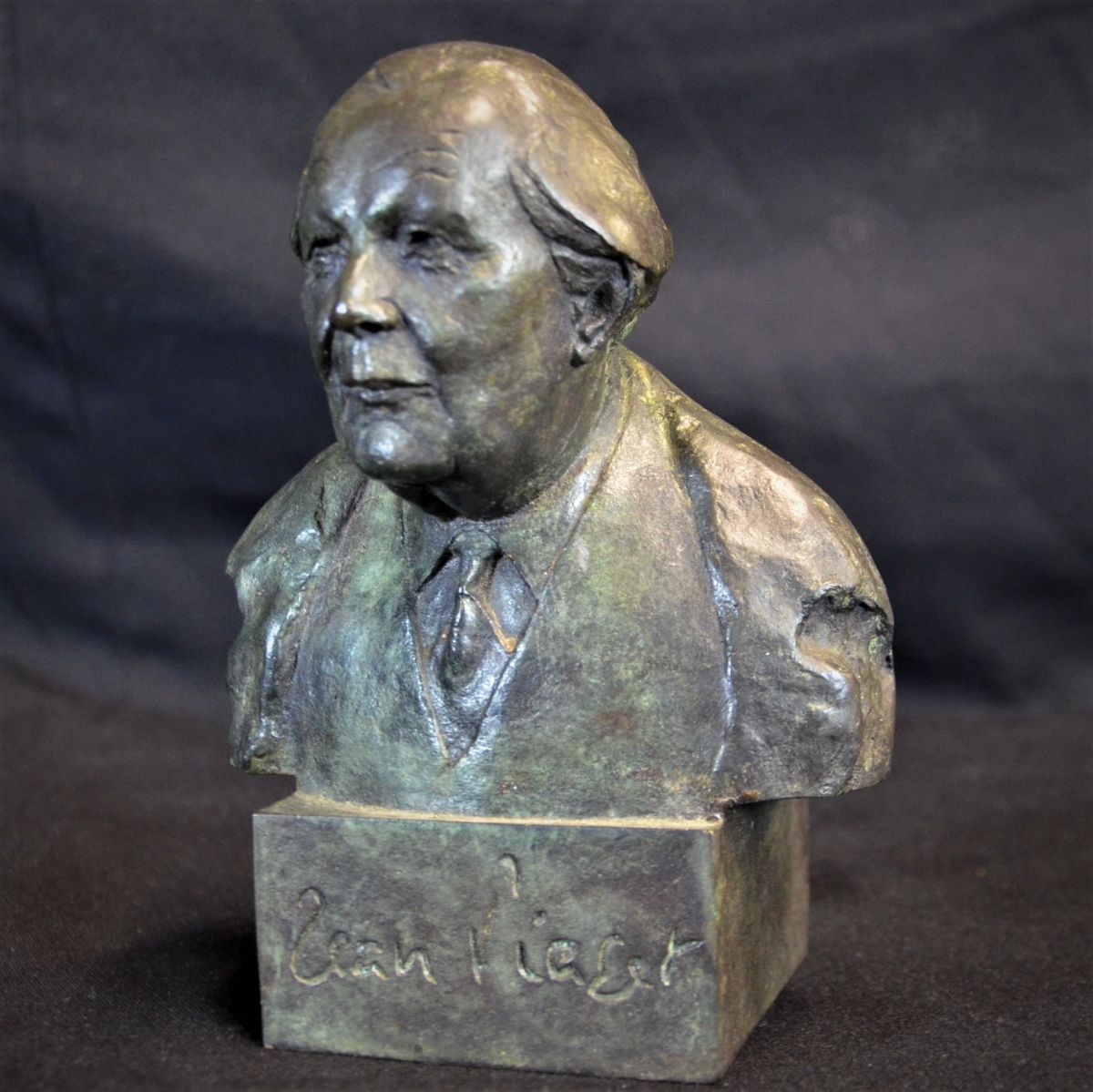  Buste de Jean Piaget, signé au verso sur le socle FRANGIN, daté 96 et numéroté 40 40 fait pour...
