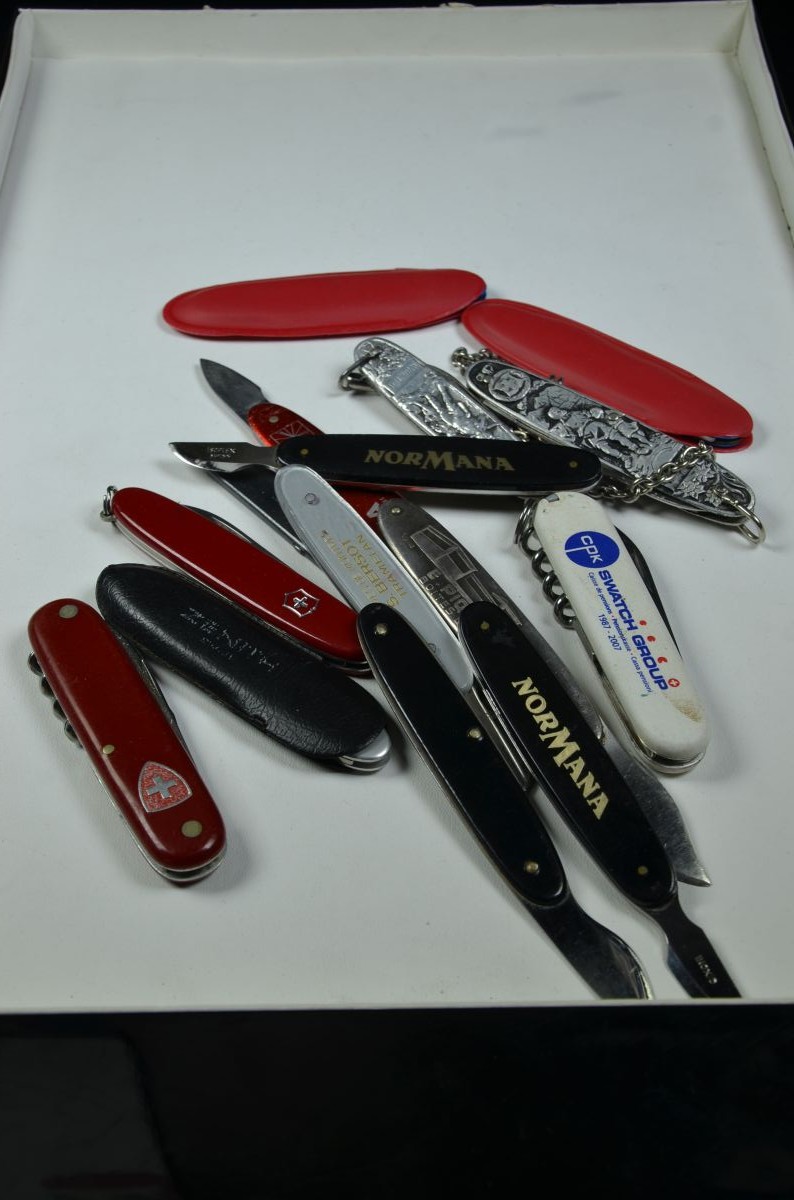 15 advertising pocket knives of the watchmaking branch