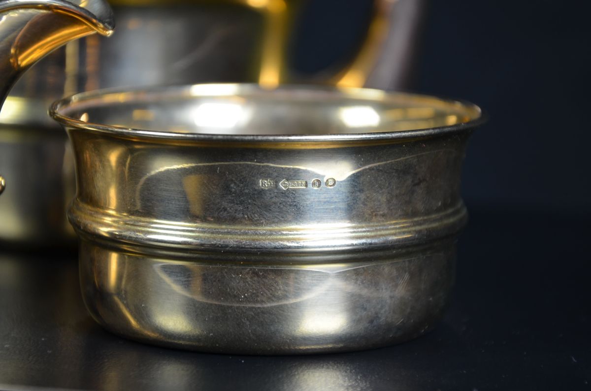 9c gold tea service, composed of teapot, sugar can and milk jug. Total weight 324 gr.