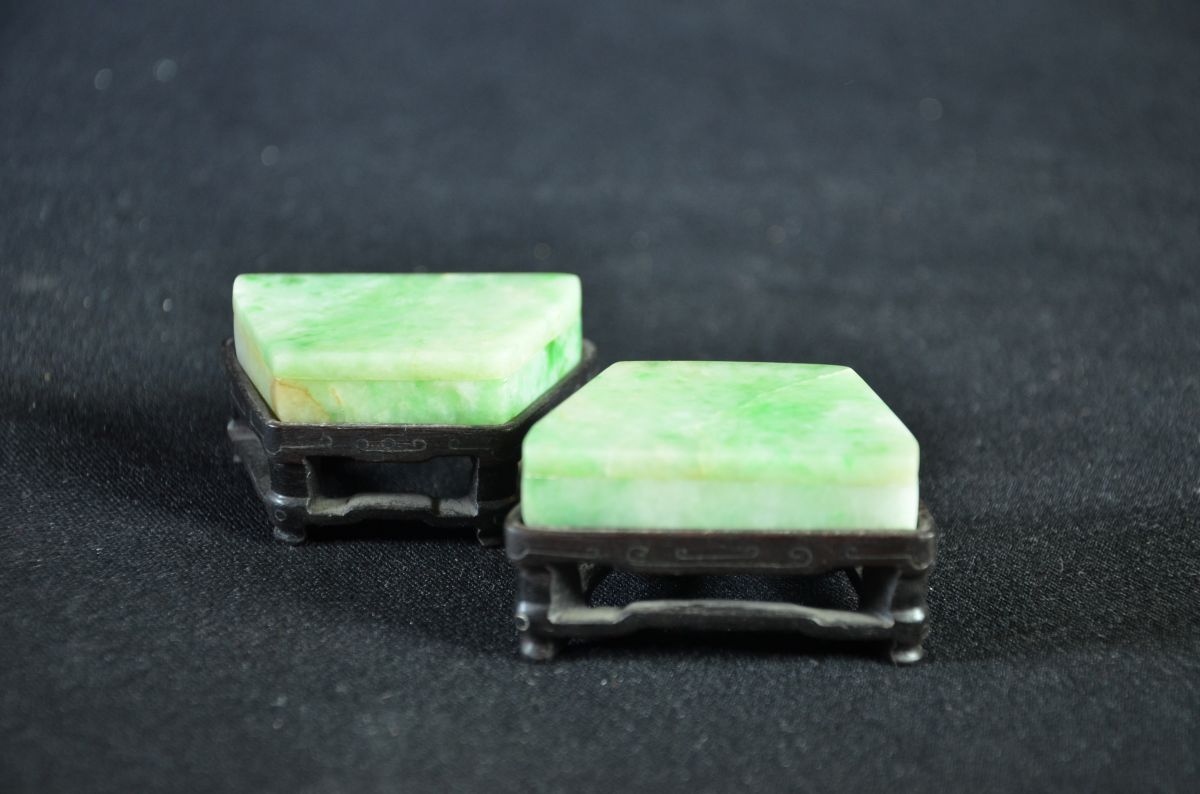  1 paire de petites boîtes miniatures en jade, sculptées à la main, sur socles en bois. Travail...