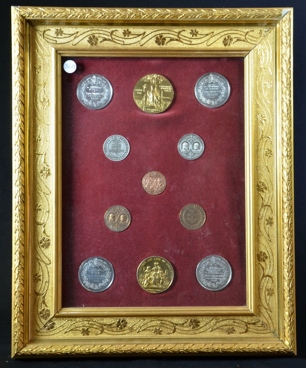 Collection encadrée de 10 médailles différentes PATEK PHILLIPE 53 x 42cm. Epoque 19e s.