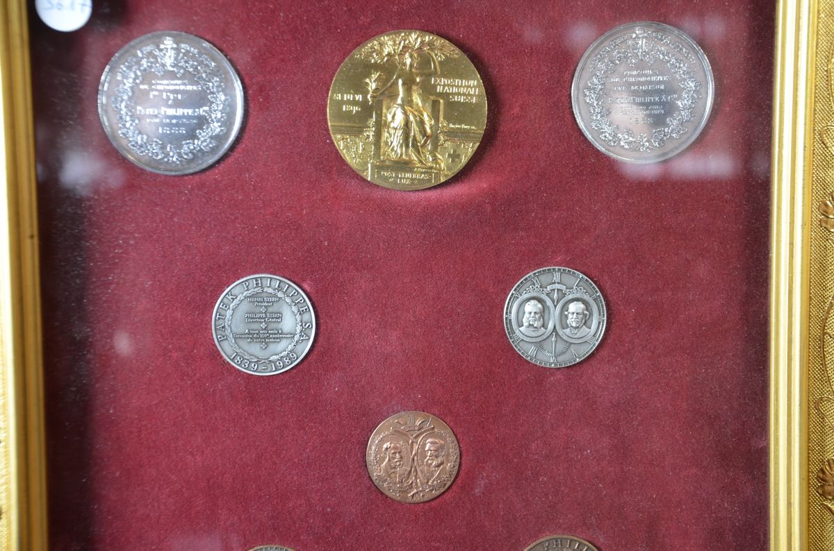Collection encadrée de 10 médailles différentes PATEK PHILLIPE 53 x 42cm. Epoque 19e s.