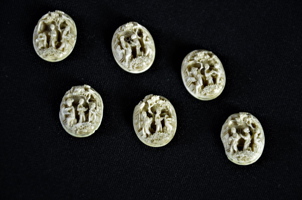  Petite boîte miniature en os contenant 6 très fines sculptures en forme de cabochons représentant...
