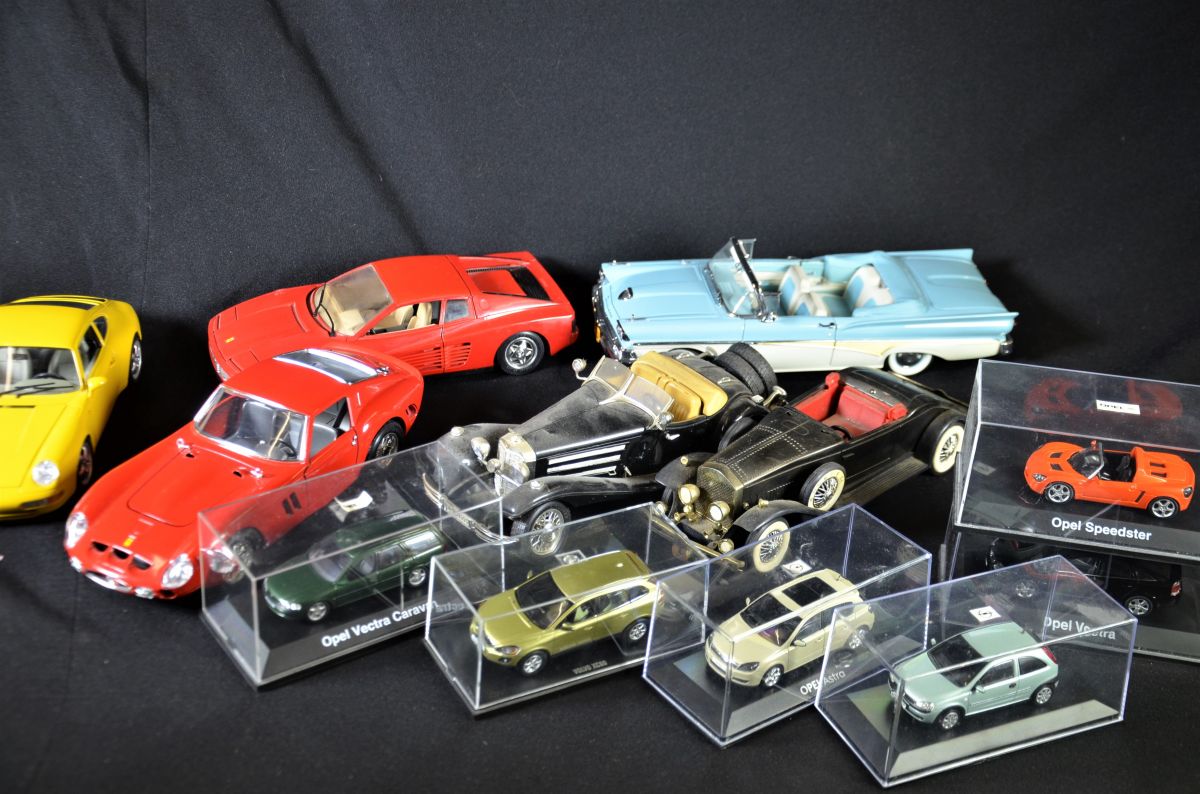  Collection de 15 petites voitures de marques Schuco, Burago et autres. Plusieurs dans leurs boîtes...