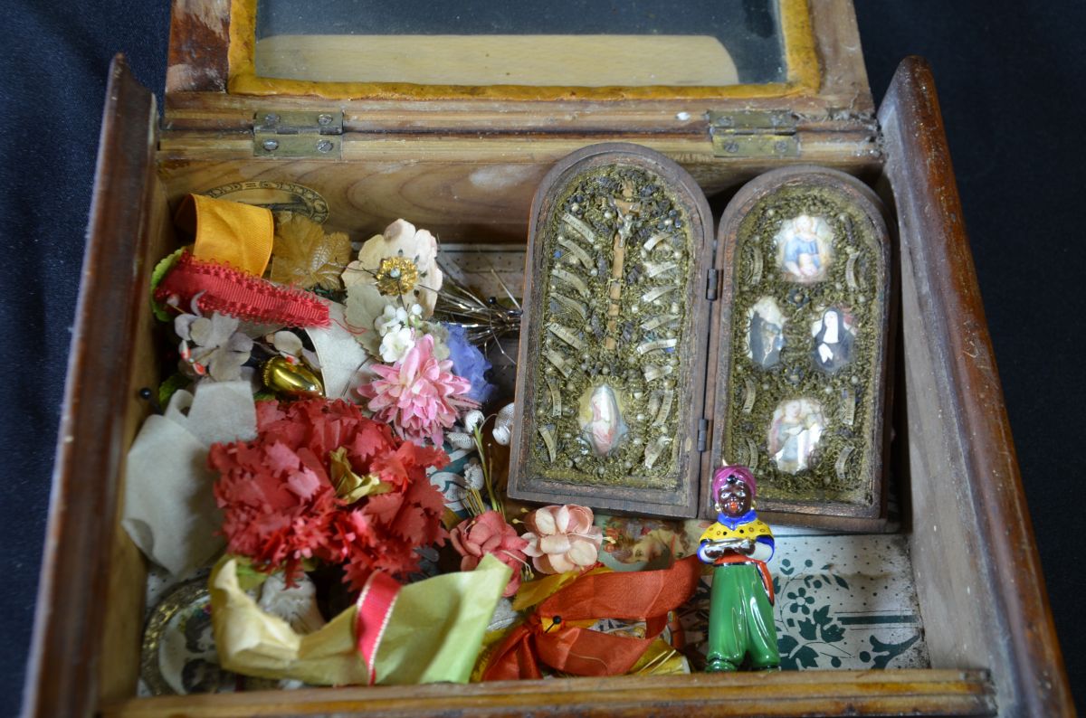 1 vitrine contenant divers objets religieux.