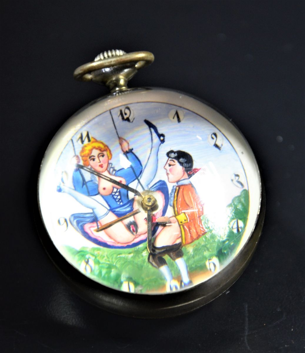 Spherical clock with erotic scene, signed Marvin. The clock face is painted. Very good condition.