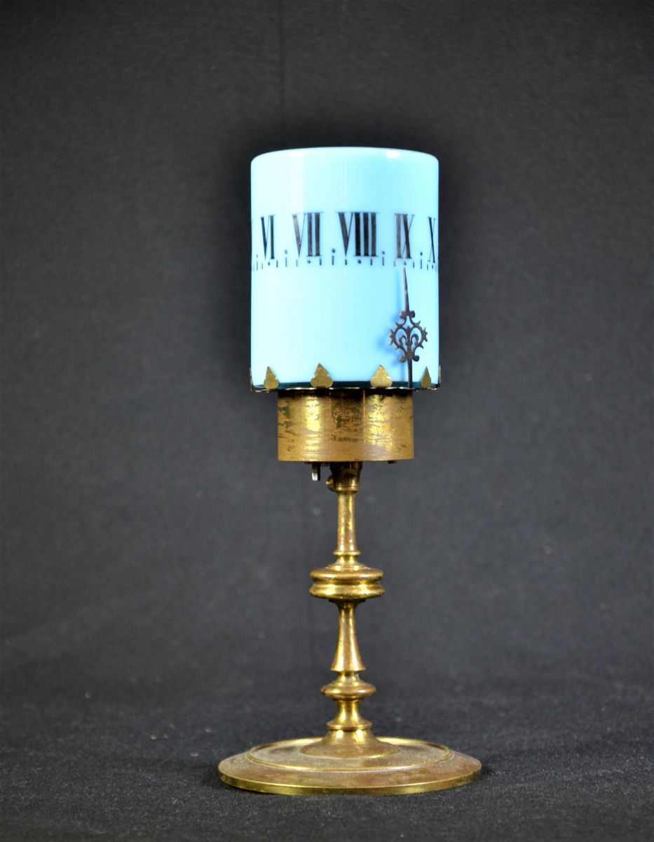 Night pendulum with rotating painted lamp bowl. Epoch Napoleon III. In a good condition