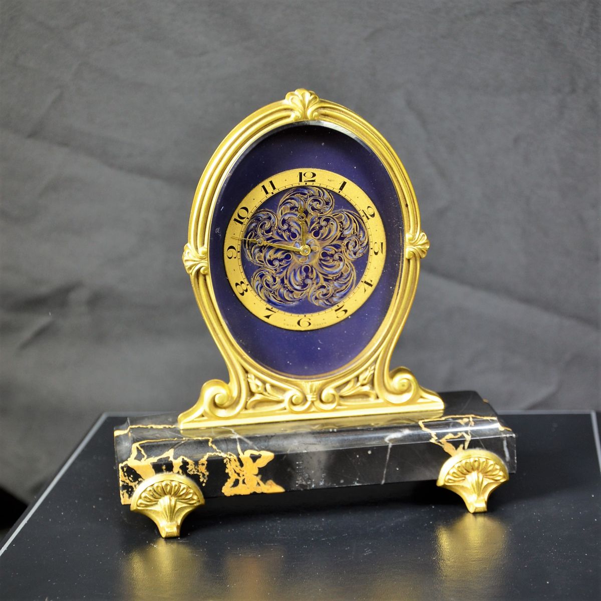 Table clock with 8 day mechanism. Art Deco. IMHOF on the marble stand. Very good condition.