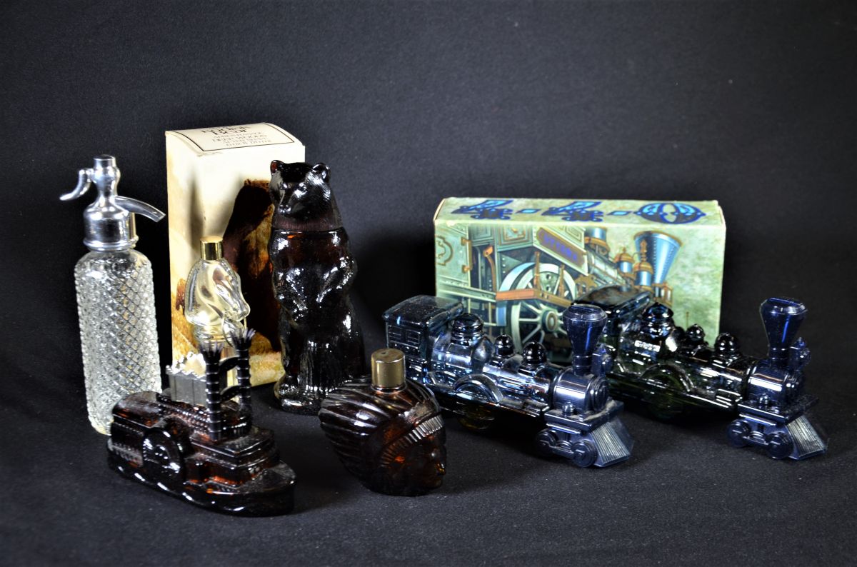 Collection de 7 figurines flacons de parfum. Hauteurs  9cm à 21cm.